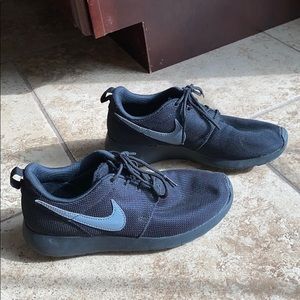Like new! black grey nike run’n sneakers